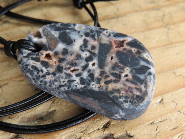 brekcja kwarcowa z Polski - wisior talizman na rzemieniu - Sudeckie Skarby