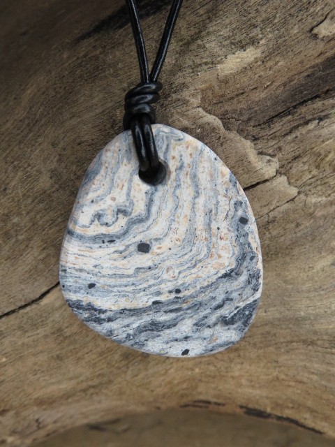 Riolit z Polski - wisior na rzemieniu - Sudeckie Skarby