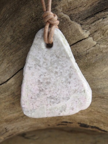 Kwarc z thulitem - wisior na rzemieniu - Sudeckie Skarby