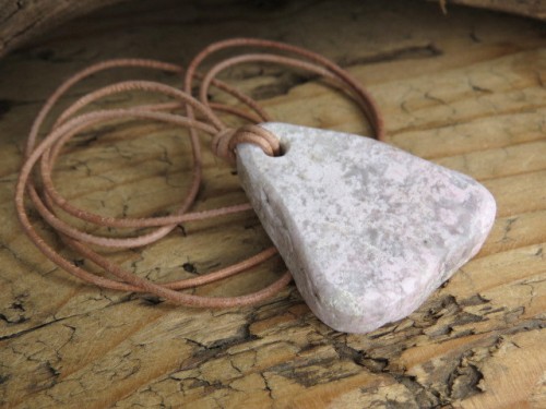 Kwarc z thulitem - wisior na rzemieniu - Sudeckie Skarby