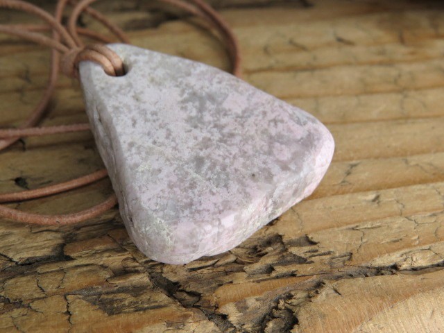 Kwarc z thulitem - wisior na rzemieniu - Sudeckie Skarby