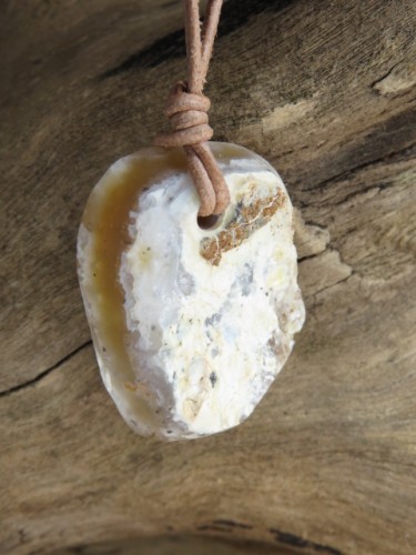 opal miodowy * Szklary Polska * talizman rozwoju duchowego na rzemieniu