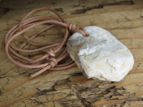 opal miodowy * Szklary Polska * talizman rozwoju duchowego na rzemieniu