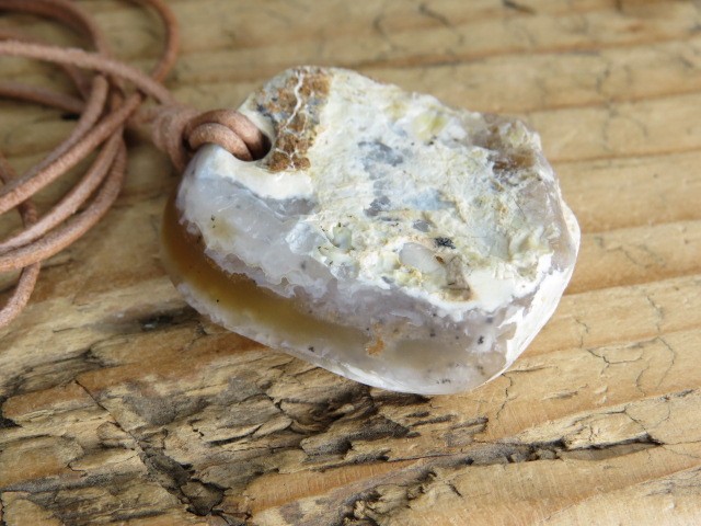 opal miodowy * Szklary Polska * talizman rozwoju duchowego na rzemieniu