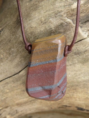 Tygrysie żelazo – jaspis żelazisty z hematytem - wisior na rzemieniu