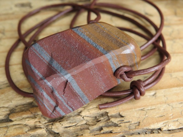 Tygrysie żelazo – jaspis żelazisty z hematytem - wisior na rzemieniu