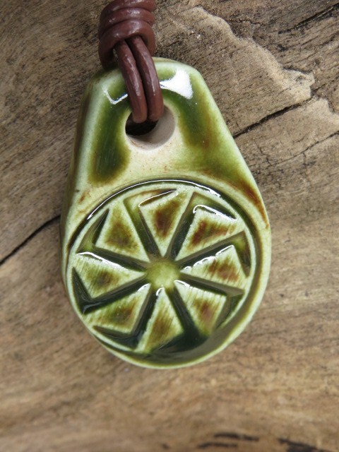 Ceramiczny wisior Swarga – słowiański amulet siły, światła i odrodzenia