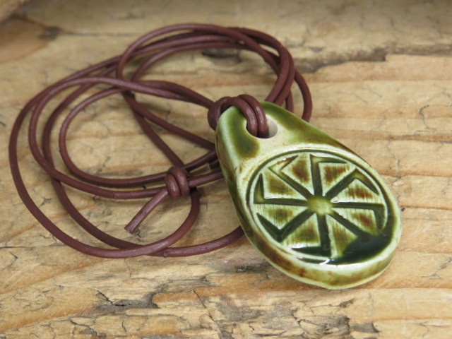 Ceramiczny wisior Swarga – słowiański amulet siły, światła i odrodzenia