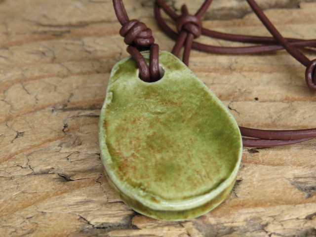 Ceramiczny wisior Swarga – słowiański amulet siły, światła i odrodzenia