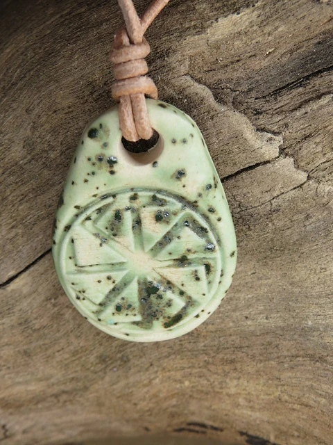 Ceramiczny wisior Swarga – słowiański amulet siły, światła i odrodzenia