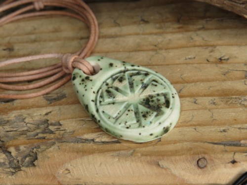 Ceramiczny wisior Swarga – słowiański amulet siły, światła i odrodzenia