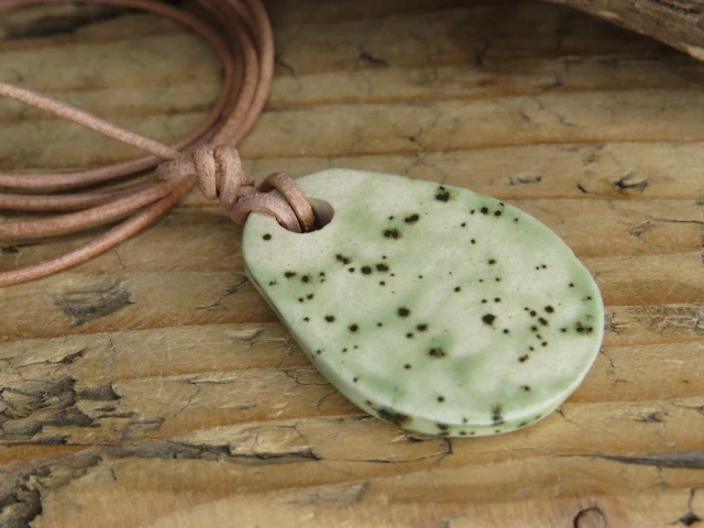 Ceramiczny wisior Swarga – słowiański amulet siły, światła i odrodzenia