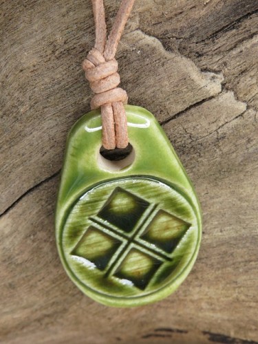 Symbol Bogini Mokosz – wisior - ceramika