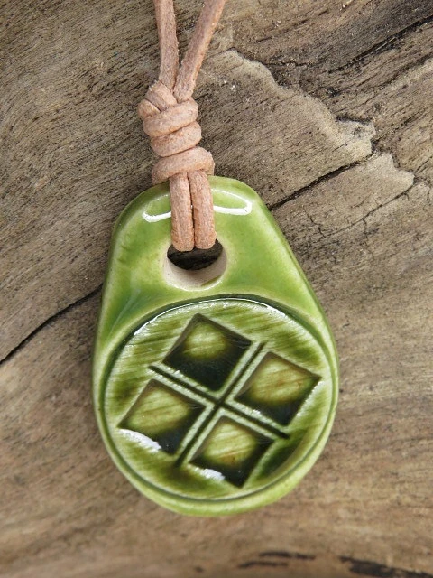 Symbol Bogini Mokosz – wisior - ceramika