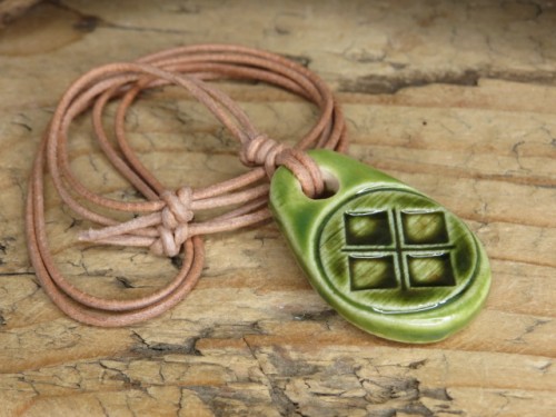 Symbol Bogini Mokosz – wisior - ceramika