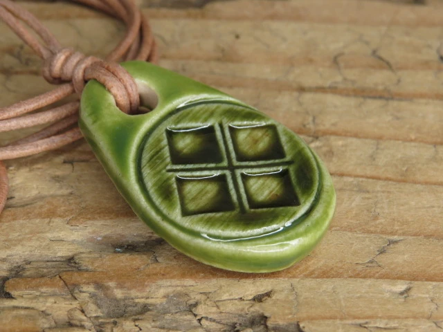 Symbol Bogini Mokosz – wisior - ceramika