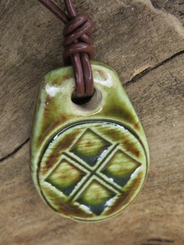 Ceramiczny wisior Mokosz – słowiański amulet płodności i ochrony