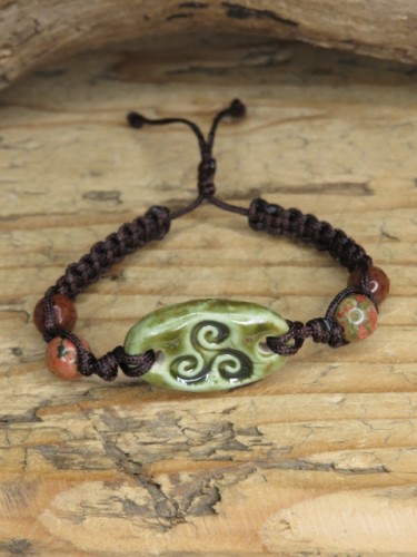 Bransoletka makrama z symbolem Triskelion – ceramika obsydian i unakit