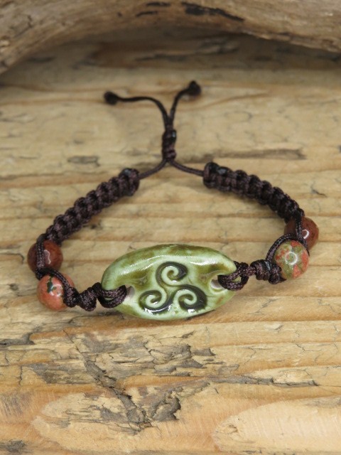 Bransoletka makrama z symbolem Triskelion – ceramika obsydian i unakit