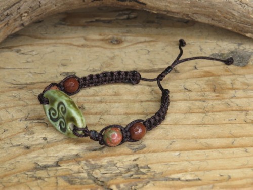 Bransoletka makrama z symbolem Triskelion – ceramika obsydian i unakit