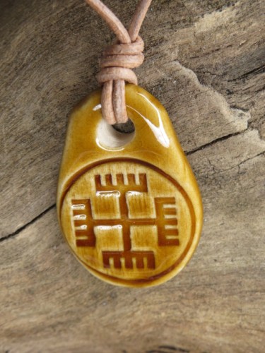 Wisior z ceramiki z symbolem Ręce Boga – słowiański amulet ochronny