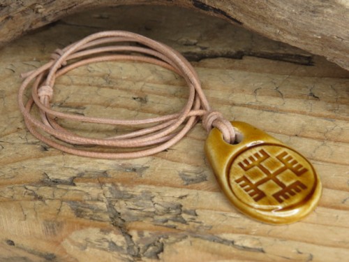 Wisior z ceramiki z symbolem Ręce Boga – słowiański amulet ochronny