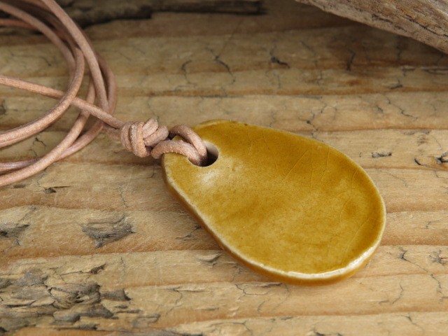 Wisior z ceramiki z symbolem Ręce Boga – słowiański amulet ochronny