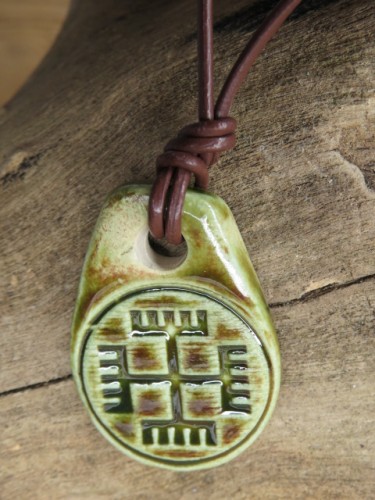 Wisior z ceramiki z symbolem Ręce Boga – słowiański amulet ochronny