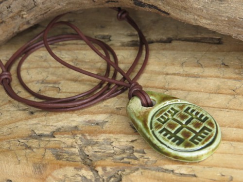 Wisior z ceramiki z symbolem Ręce Boga – słowiański amulet ochronny