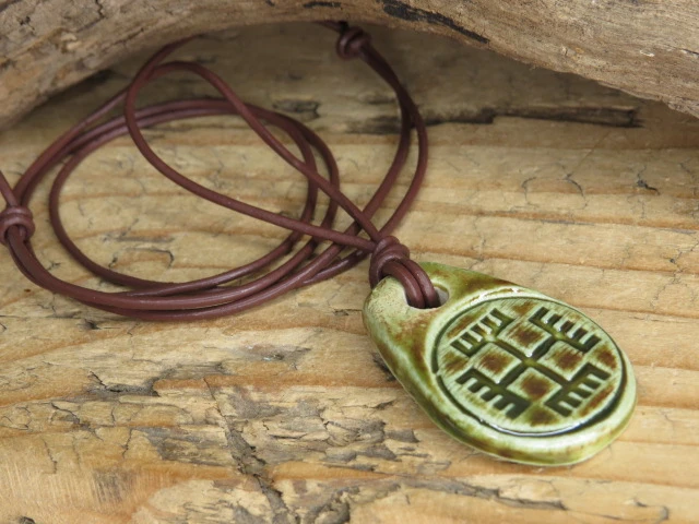 Wisior z ceramiki z symbolem Ręce Boga – słowiański amulet ochronny