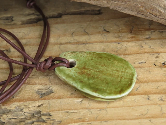 Wisior z ceramiki z symbolem Ręce Boga – słowiański amulet ochronny