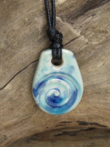 Niebieski ceramiczny wisior spirala – Pracownia Ceramiki Kuźnia Alchemiczna
