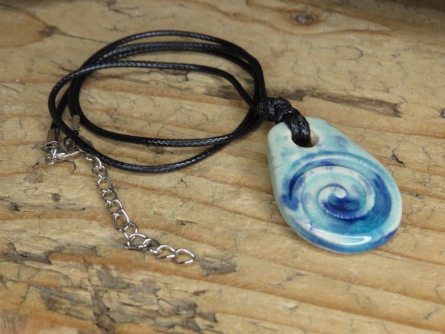 Niebieski ceramiczny wisior spirala – Pracownia Ceramiki Kuźnia Alchemiczna