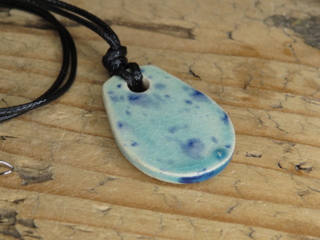 Niebieski ceramiczny wisior spirala – Pracownia Ceramiki Kuźnia Alchemiczna