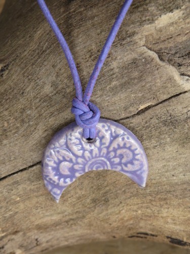 Wisior ceramiczny Lunula – fioletowy amulet słowiański, ręcznie robiony