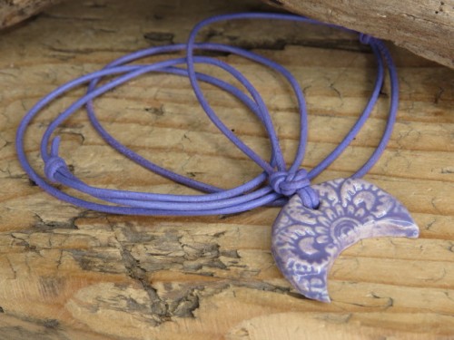 Wisior ceramiczny Lunula – fioletowy amulet słowiański, ręcznie robiony
