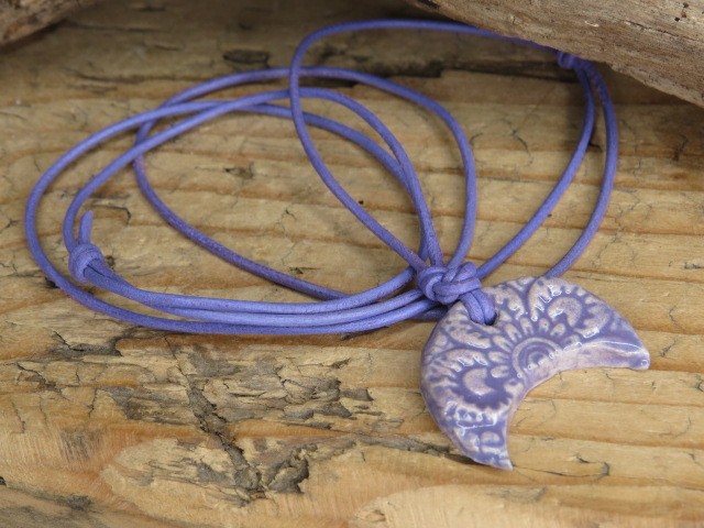 Wisior ceramiczny Lunula – fioletowy amulet słowiański, ręcznie robiony