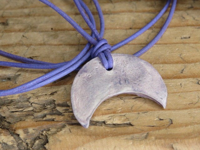 Wisior ceramiczny Lunula – fioletowy amulet słowiański, ręcznie robiony