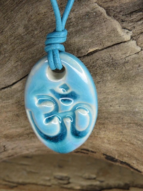 Wisior OM – ceramiczny amulet harmonii - szkliwo niebieskie - rękodzieło