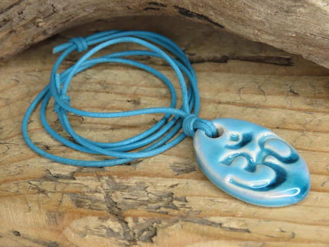 Wisior OM – ceramiczny amulet harmonii - szkliwo niebieskie - rękodzieło