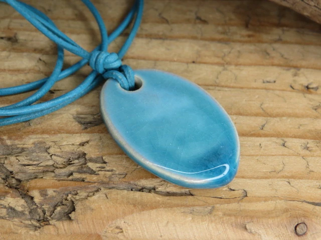 Wisior OM – ceramiczny amulet harmonii - szkliwo niebieskie - rękodzieło