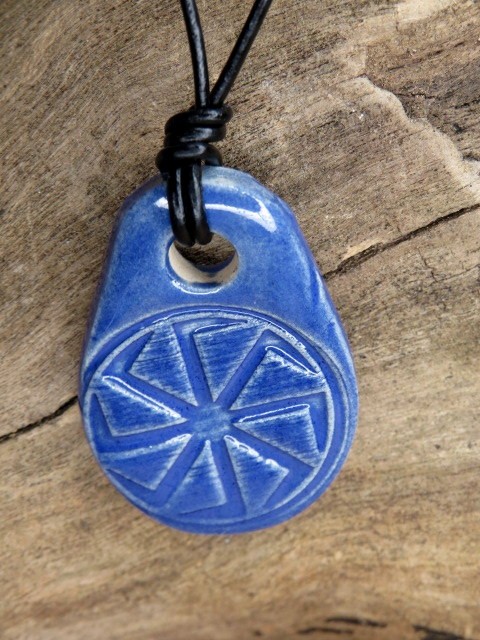 Wisior z ceramiki z symbolem Swargi - Swarga, Swarzyca, Swarożyca