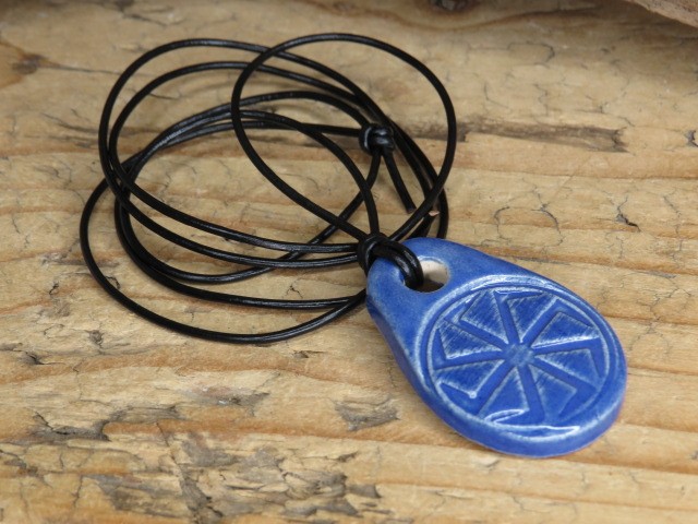 Wisior z ceramiki z symbolem Swargi - Swarga, Swarzyca, Swarożyca