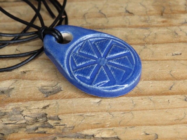 Wisior z ceramiki z symbolem Swargi - Swarga, Swarzyca, Swarożyca