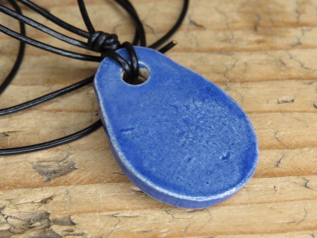 Wisior z ceramiki z symbolem Swargi - Swarga, Swarzyca, Swarożyca