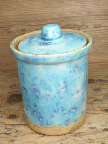 Naczynie ceramiczne z przykrywką – rękodzieło