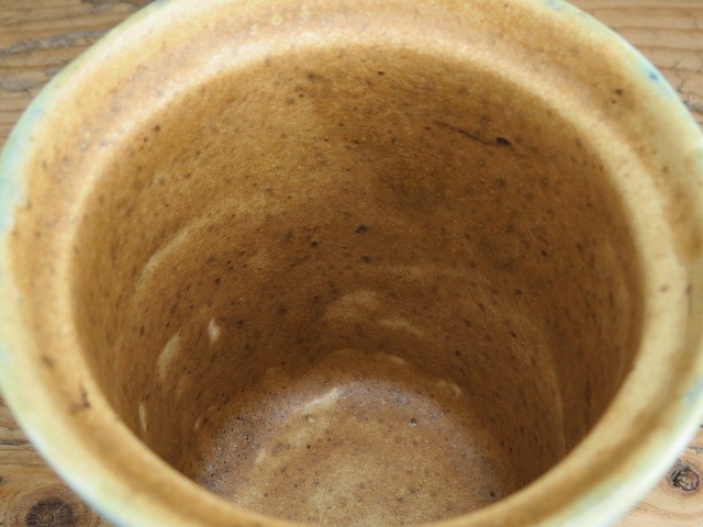 Naczynie ceramiczne z przykrywką – rękodzieło