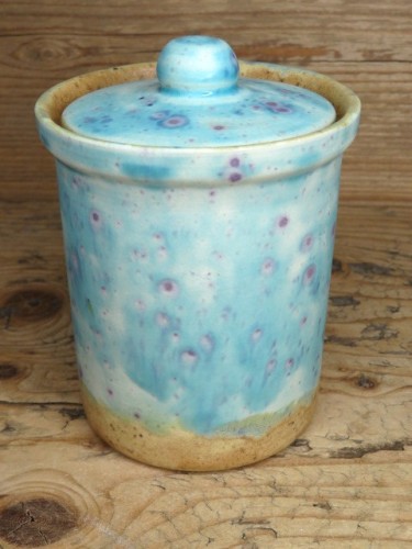 Naczynie ceramiczne z przykrywką – rękodzieło