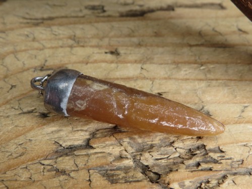 Wisior z belemnita – skamieniałość oprawiona w miedź i cynę