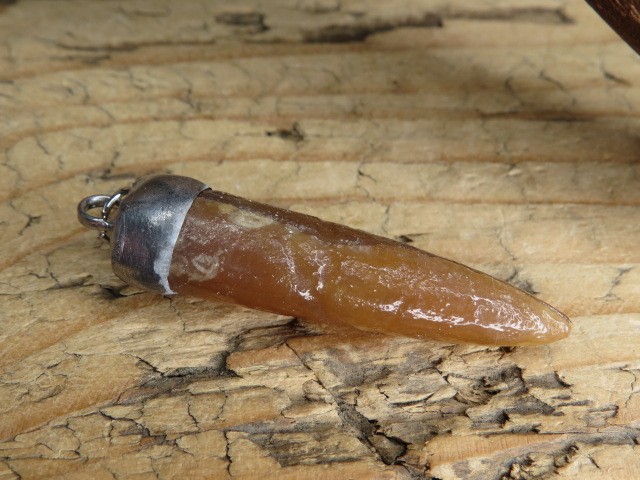 Wisior z belemnita – skamieniałość oprawiona w miedź i cynę